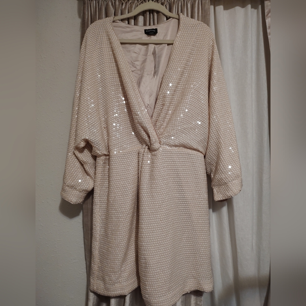 NWT Sequin Bebe kimono dress, Sz. L